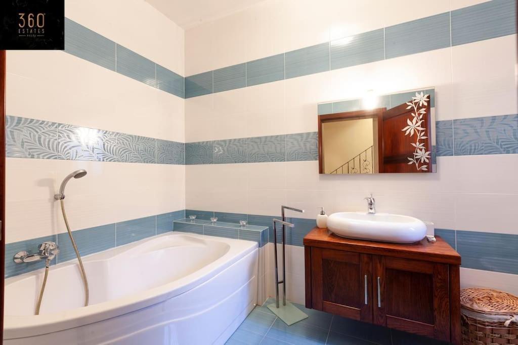 Beautiful, Typical Maltese 4Br Home With Roof Top By 360 Estates Sliema Exteriér fotografie