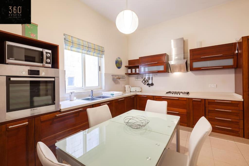 Beautiful, Typical Maltese 4Br Home With Roof Top By 360 Estates Sliema Exteriér fotografie